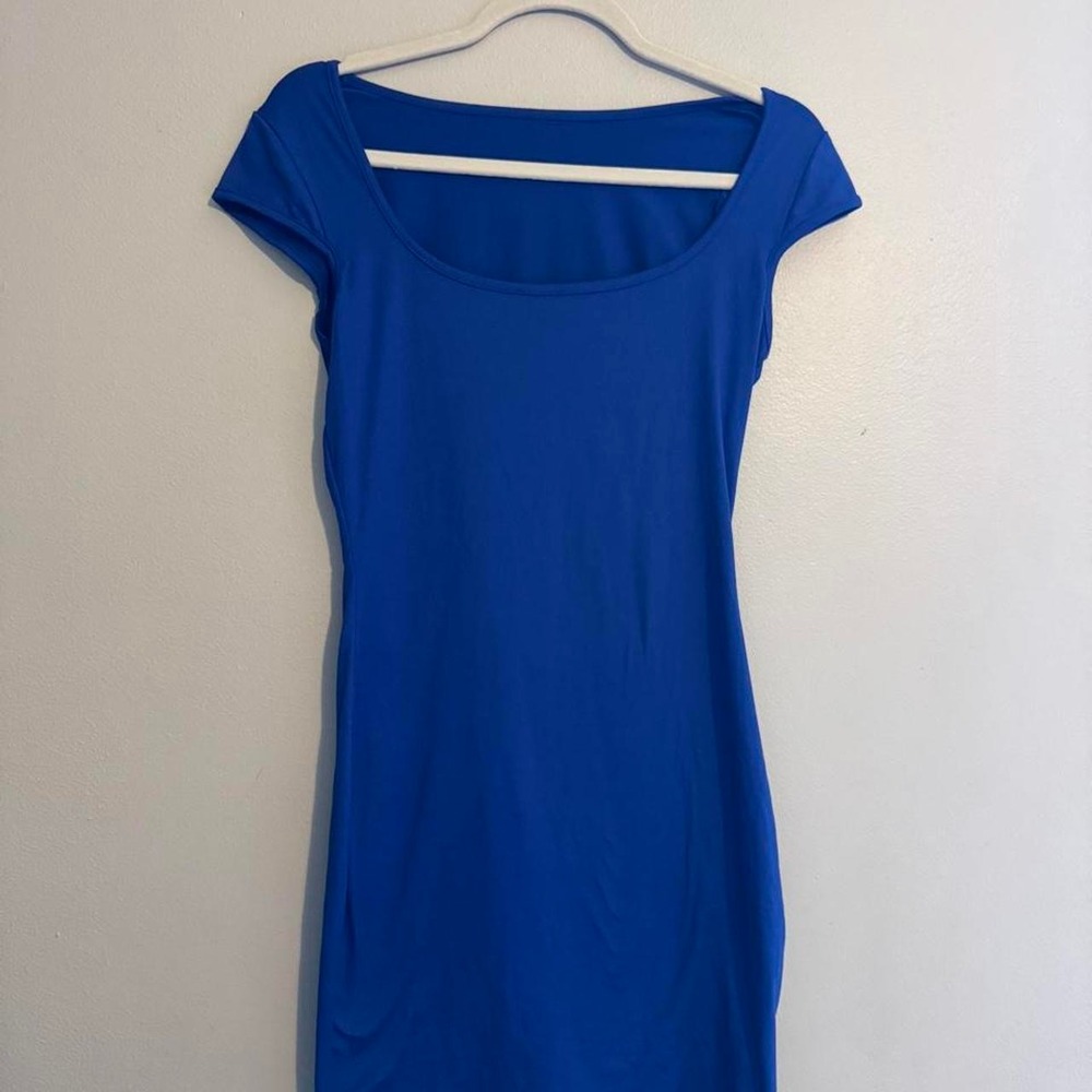 Blue mini dress with scoop neck and cap sleeves